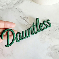 Patchs brodés en gros pour mini-casquettes, avec logo et lettres brodées vertes, livraison gratuite