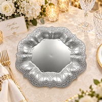 Assiette de présentation de 13 pouces, durable, élégante, argentée, à bordure en dentelle gaufrée, style européen, en plastique PP texturé de luxe, pour décoration de table de fête et de mariage