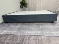 Cadre de lit d'hôtel simple réglable en hauteur de 10 pouces / 13 pouces, base en métal, structure en acier pour auberge de jeunesse avec revêtement en tissu, OEM
