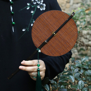 Éventail rond traditionnel chinois en bambou, peint à la main sur soie, avec pompon vert, pour accessoire de costume féminin - Product Image 2