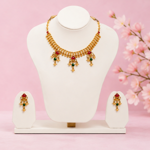 Conjunto de collar tradicional indio de estilo étnico, ligero, en tono dorado, para bodas, con piedras rojas y verdes, colgante de perla y baño de oro. - Product Image 6