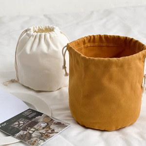 Sacs cadeaux promotionnels personnalisés en toile de coton recyclé, écologiques, réutilisables, durables, à fond rond, avec cordon de serrage - Product Image 5