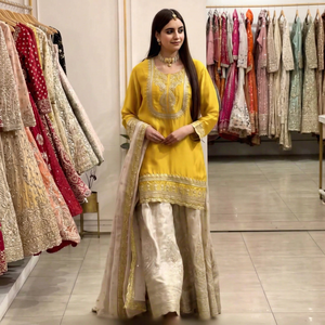 Ensemble Sharara Gharara Kurti de la dernière collection Sterling Creations, broderie indienne, tissu en viscose et soie lourde, magnifique design pakistanais. - Product Image 1