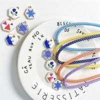 Nuevo Collar de Cuerda Redonda Tejida DIY con Colgante Pequeño Hexagonal Geométrico Pintado con Efecto Goteo de Aceite, Serie de Colores Arcoíris y Núcleo de Poliéster