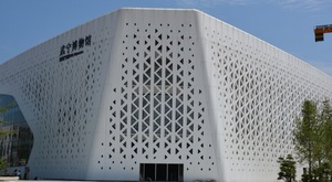 Panneaux de mur-rideau en aluminium perforé découpés au laser modernes avec motif triangulaire pour la décoration extérieure des bâtiments - Product Image 6