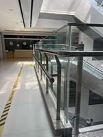Pont extérieur fer balcon sans cadre en acier inoxydable garde-corps en verre poteau à montage latéral garde-corps en verre fabriqué en Chine