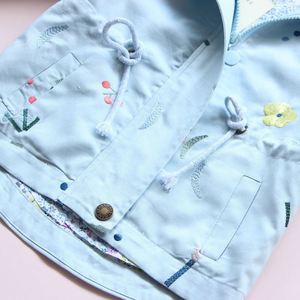 Proveedor Chino de Ropa para Niñas Mayores, Abrigo Tipo Gabardina con Capucha y Cierre de Cremallera, Bordado, Cintura Ancha - Product Image 6