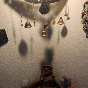 Campanas Místicas de <span class=keywords><strong>Cuervo</strong></span> y Bruja - Arte de Pared de Madera Hecho a Mano con Campanas Colgantes para Altar de Brujas y Decoración Boho <span class=keywords><strong>del</strong></span> Hogar - Product Image 5