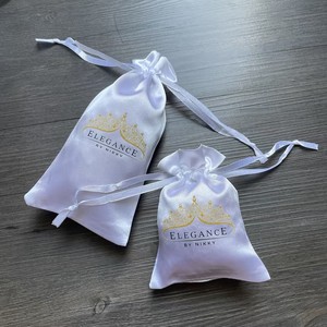 ถุงผ้าซาตินสีขาวพิมพ์โลโก้ตามสั่ง ถุงผ้าซาตินแบบมีเชือกผูก ถุงผ้าซาตินทรงถังพิมพ์โลโก้ตามสั่ง ถุงผ้าซาตินขนาดเล็กแบบมีเชือกผูกพิมพ์โลโก้ตามสั่ง - Product Image 2