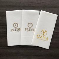 Serviette blanche Airlaid Logo imprimé avec poche à couverts Serviettes de table pour hôtel de fête de mariage 40*40cm 43*43cm