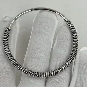 Brazalete de plata esterlina hecho a mano con diseño de cordón en espiral Brazalete de plata 925 de Jaipur India Disponible al mejor precio - Product Image 1