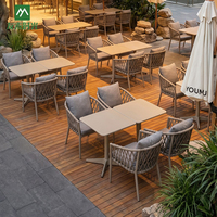 Ensemble de table et chaises de salle à manger en rotin d'extérieur en gros, chaise à structure en aluminium et table carrée pour restaurants et cafés commerciaux