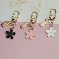 Aksesoris Gantungan Kunci Tas Fashion Cantik, Bunga Daisy Enamel Putih Hitam dari Paduan Logam untuk Wanita