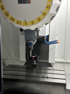 Máquina de Perforación y Roscado T600L con Cargador de 21 Herramientas y Área de Trabajo de 700x420mm para Producción en Fábrica de Piezas de Carcasas Electrónicas - Product Image 2