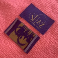 Etiquette tissée damassée de surface de texture bleu marine, joli patch tissé de vêtements de broderie pour col