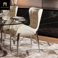 Chaises de salle à manger modernes et élégantes, design italien, en cuir microfibre blanc, avec dossier en bois.
