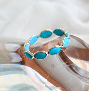Anillo de eternidad Azure Horizon Marquise Turquoise con plata de ley 925, estilo moderno, en venta. - Product Image 3