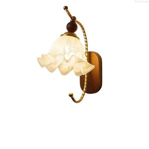 Lampe murale LED florale moderne et créative avec construction en bois/verre/fer, à intensité variable pour chambre à coucher, salon et couloir - Product Image 5