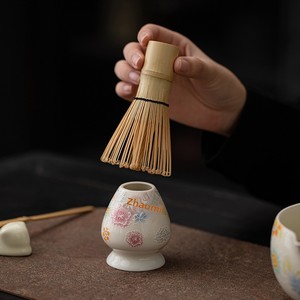 Ensemble d'accessoires pour cérémonie du thé chinois : Bol à matcha en céramique Ten Thousand Flowers, support pour Chasen et base pour brosse - Product Image 3