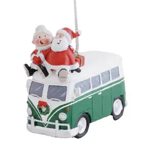 Papai noel e sra. claus andando no topo de vw ônibus enfeitar natal