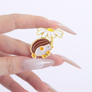 เข็มกลัดเคลือบลายการ์ตูนเม่นน้อยน่ารักถือดอกเดซี่ ของขวัญเครื่องประดับขายส่งจำนวนมาก - Product Image 4