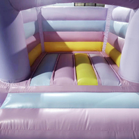 Nouvelle conception de château gonflable miniature violet pour enfants, en PVC, 2,4x2,4m, utilisation intérieure/extérieure, logo personnalisé