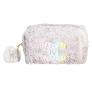 Vente en gros de sac à crayons Kawaii mignon en fourrure trousse à crayons pour filles en peluche douce rose et violette fournitures scolaires pour l'éducation - Product Image 1
