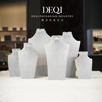 Présentoirs personnalisés pour bijoux : Supports en velours pour colliers, bagues, pendentifs et bustes de mannequins pour magasins