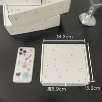 Boîte cadeau en papier ondulé blanc à motif d'étoiles colorées, boîte d'emballage personnalisée imprimée pour les petites entreprises, boîte d'expédition pour colis