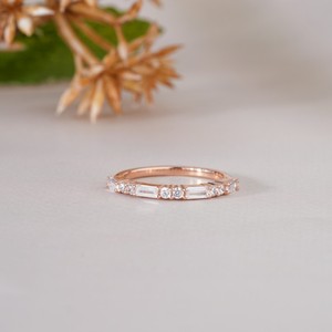 Bague élégante en or rose avec diamants baguette et ronds pour femme, alliance fine, bijou de mariage minimaliste empilable - Product Image 1