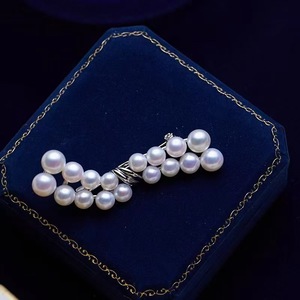 Broche en perles d'eau douce naturelles, accessoire de poitrine rétro haut de gamme, simple et polyvalent, avec motif numéro, de Xiaohongshu - Product Image 1