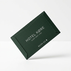 Fundas para Tarjetas de Hotel en Cartulina Mate Verde Bosque Intenso, Porta Tarjetas de Papel Sofisticados para Resorts de Montaña - Product Image 1
