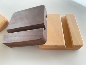 Giá đỡ iPad & điện thoại bằng gỗ óc chó đen nguyên khối, kiểu dáng rustic, có khắc họa tiết, thân thiện với môi trường, dùng làm quà Giáng sinh - Product Image 4