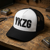 Casquette Trucker 5 Panneaux YKZG Série G Couronne Blanche Bord Noir Dos en Maille Broderie 3D en Relief Machine Barudan GRS & BSCI en Sergé