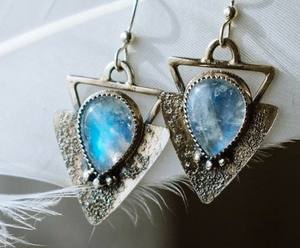 Pendiente único de piedras preciosas de Plata de Ley 925, piedra lunar arcoíris, joyería llamativa - Product Image 1