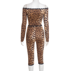 طقم نسائي مثير من قطعتين بطبعة الفهد مع حواف دانتيل، بلوزة قصيرة بأكمام طويلة وياقة مائلة مع بنطلون - Product Image 5