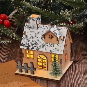 Decorazione Natalizia Artigianale: Villaggio in Legno con Neve e Pupazzo di Neve - Product Image 4