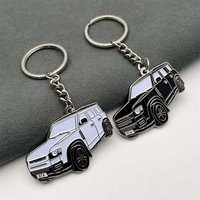 Porte-clés en émail avec breloque de voiture classique emblématique, avec détails en émail fin, idéal pour les cadeaux de collectionneurs d'objets automobiles et pour un usage quotidien