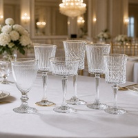 Verre à pied texturé avec bordure dorée vintage, transparence cristalline et lustre élégant, texture luxueuse de qualité supérieure pour banquets haut de gamme OEM