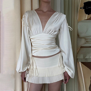 Haut en satin pour femme à col en V et manches longues avec ceinture à nouer, couleur unie, coupe ajustée, automne 2024, T-shirt - Product Image 1