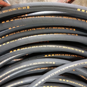 צינור דלק בלחץ נמוך 1 אינץ' <span class=keywords><strong>SAE</strong></span> <span class=keywords><strong>J30</strong></span> <span class=keywords><strong>R6</strong></span> בעל חדירות נמוכה עמיד לדלק בנזין ודיזל עבור מערכת פליטה של משאיות רכב - Product Image 5