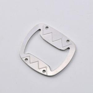 Décapsuleur mural magnétique en fer en forme de requin, argenté plat - Product Image 3