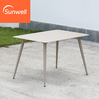 Ensemble de salle à manger de meubles d'extérieur élégant en aluminium avec revêtement en poudre, table en métal et chaises en corde tressée pour hôtel, restaurant, complexe hôtelier