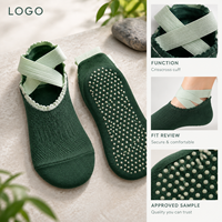 Chaussettes de yoga antidérapantes à revers croisés, couleur vert sauge et rose pâle, ajustement souple pour studio, production en gros, évaluation des illustrations, calibrage des tailles