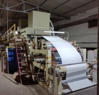 Etiqueta adhesiva de papel autoadhesiva semibrillante de 80gsm de alta calidad en rollos gigantes para envío de etiquetas de código de barras