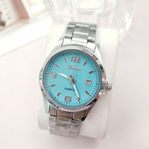 Reloj de Cuarzo Casual y Elegante para Hombre, Correa de Acero, Marcadores Digitales y Función de Calendario - Product Image 3