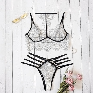 Ensemble de lingerie/pyjama sexy pour femmes, composé d'un soutien-gorge orné de dentelle pure et séduisante et d'un short à bretelles, cintré à la taille et moulant sur les hanches. - Product Image 1
