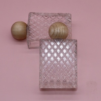 Flacon de parfum en verre gaufré carré de 100 ml avec bouchon rond en bois