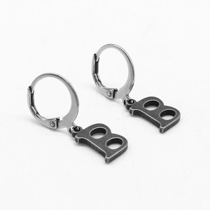 Boucles d'oreilles créoles Yunnique rétro en acier titane avec lettre B, en acier inoxydable 316, design géométrique pour usage quotidien - Product Image 1