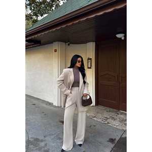 Ensemble de pantalon et veste pour femme avec détails boutonnés couleur crème - Product Image 5